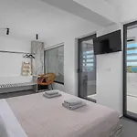 Albatross Beach Front Villas Gennadi