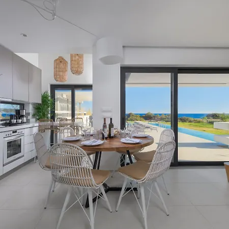 Villa Albatross Front *